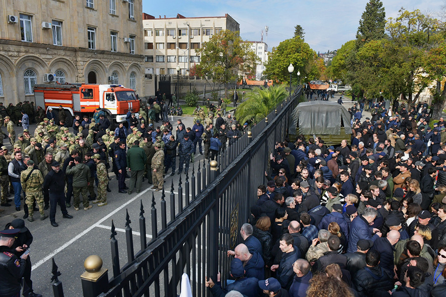 Протесты возобновились 15 ноября. Люди собрались около парламента республики, где должны были рассматривать вопрос о ратификации инвестсоглашения с Россией. Заседание было отменено.