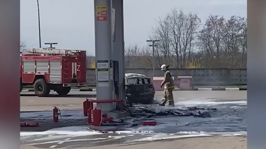 Сгоревшая после атаки дрона на АЗС в Курской области машина. Видео