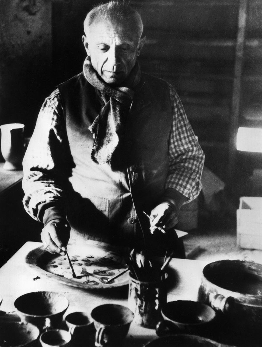 Пабло Пикассо за работой на своей керамической фабрике в Мужене, Франция,&nbsp;около 1948 года