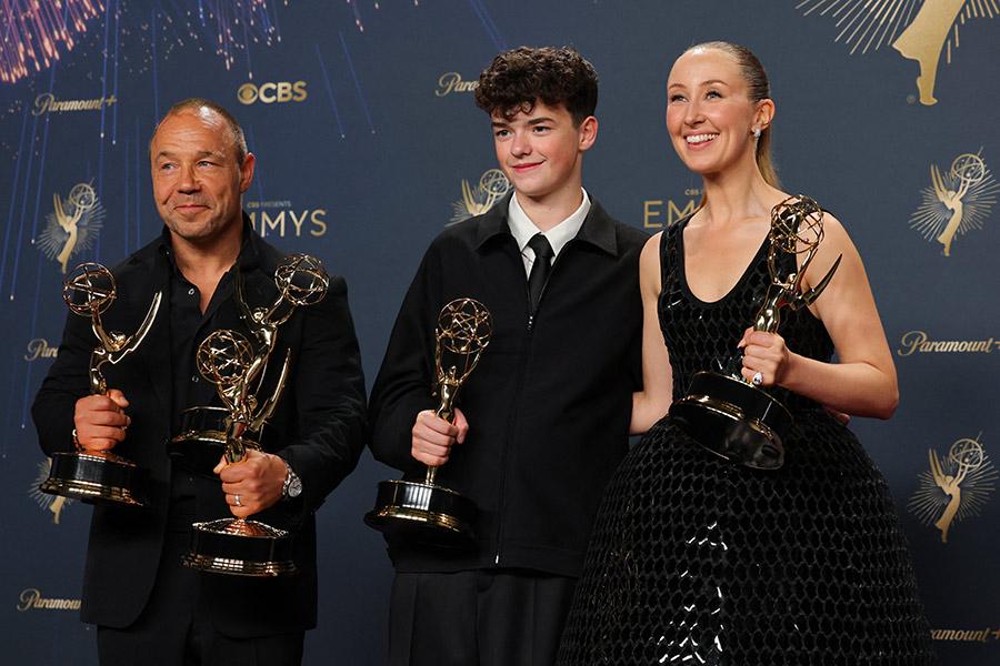 Приз за лучшую роль второго плана получил 15-летний Оуэн Купер и стал самым молодым победителем в категории мужчин-актеров. Также за роль второго плана награду получила Эрин Доэрти (на фото в компании еще одного победителя&nbsp;&mdash; Стивена Грэма). 