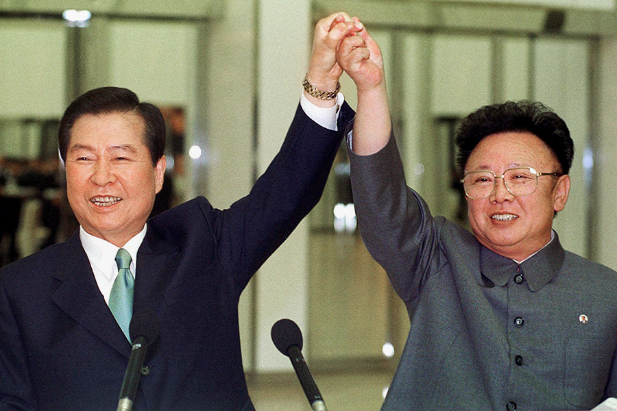 В 2000 году премию мира получил бывший президент Южной Кореи Ким Дэ Чжун за &laquo;деятельность в поддержку демократии и прав человека в Южной Корее и в Восточной Азии в целом, а также за мир и примирение с Северной Кореей в частности&raquo;.

Ким Дэ Чжун родился в Корее в 1924 году, во время Корейской войны попал в плен к коммунистам и был приговорен к расстрелу, но смог сбежать. Политическую карьеру начал 1950-х, в 1960-е&nbsp;стал депутатом Национального собрания. В 1971 году впервые выдвинул свою кандидатуру на пост президента Южной Кореи, но проиграл, после чего подвергался преследованию. Его неоднократно арестовывали. В&nbsp;1980 оппозиционного политика приговорили&nbsp;к смертной казни (год спустя под международным&nbsp;давлением приговор смягчили).

В 1997 году, с четвертого раза, Ким Дэ Чжун стал президентом. Он находился на посту до 24 февраля 2003 года. Как глава&nbsp;государства занимался экономическими реформами и проводил политику смягчения напряженности в&nbsp;отношениях&nbsp;с Северной Кореей, получившую название политики &laquo;солнечного тепла&raquo;. При Ким Дэ Чжуне состоялась первая в истории встреча лидеров двух Корей, она произошла в июне 2000 года во время саммита в Пхеньяне. Позже в ходе государственного расследования выяснилось, что Ким Дэ Чжун заплатил Северной Корее около $200 млн за то, чтобы встреча состоялась.