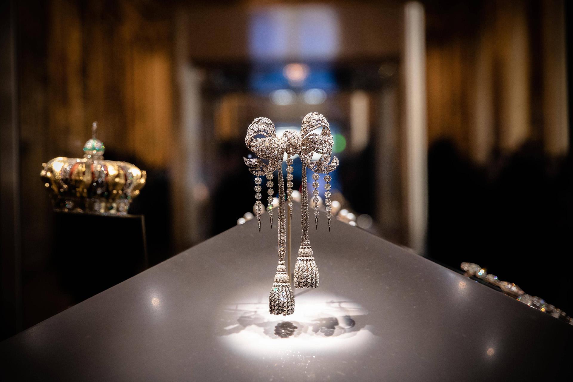 Инкрустированная драгоценными камнями брошь-бант, которую носила французская императрица Евгения