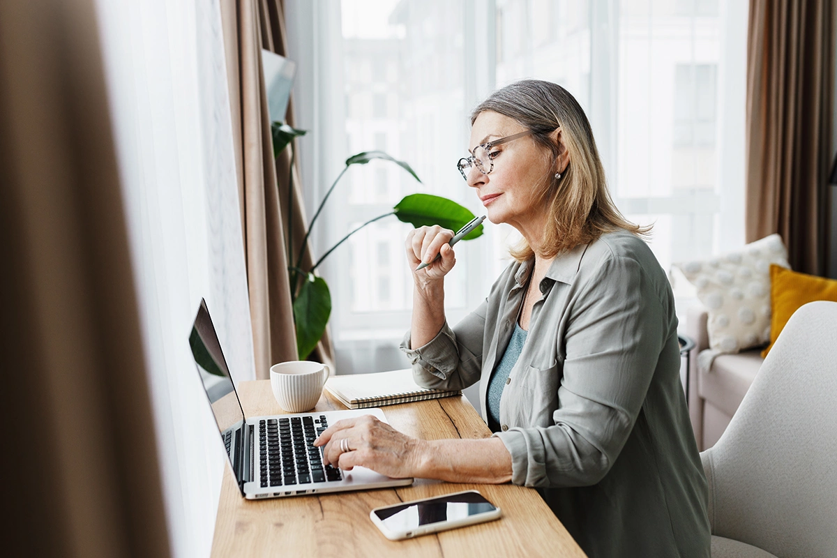 У работающих пенсионеров и предпенсионеров есть право уволиться по собственному желанию в связи с выходом на пенсию и не отрабатывать обязательные две недели