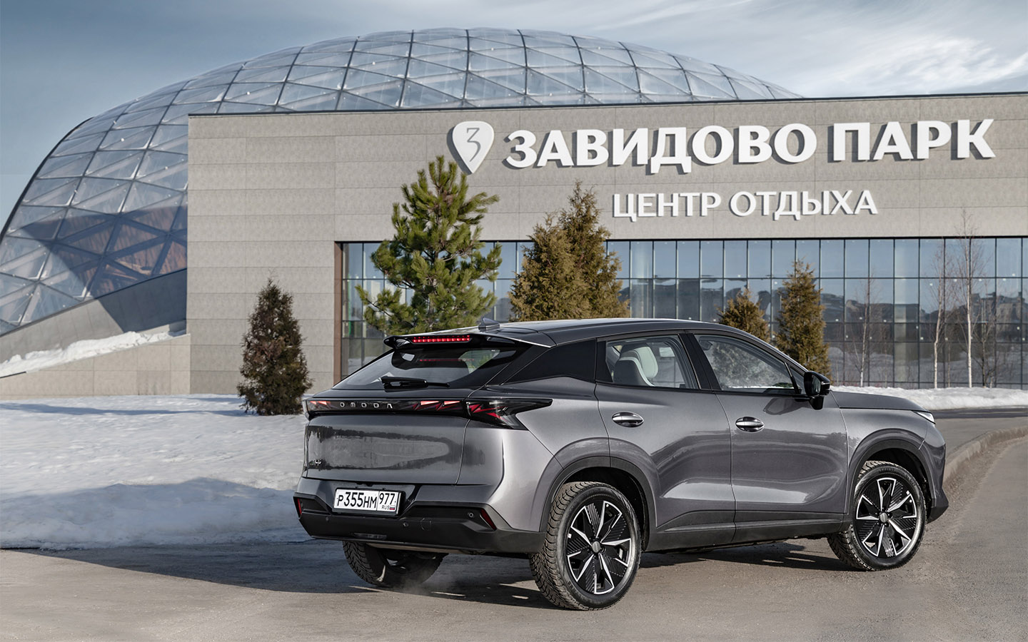 Новинка доступна в пяти цветовых вариантах. Пока можно купить только черный, белый или темно-серый С5. Остальные два колера&nbsp;&mdash; ярко-красный и светло-серый&nbsp;&mdash; появятся уже в ближайшее время