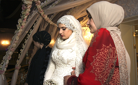 Луиза (Хеда) Гойлабиева (в центре) на свадьбе
