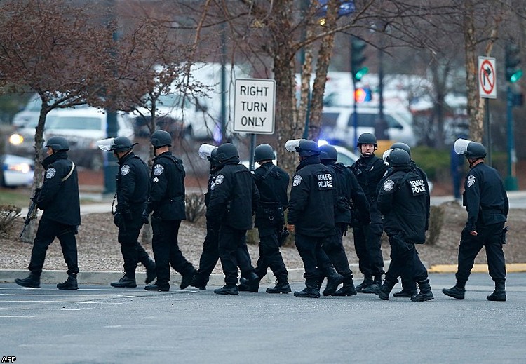 Где сейчас 6 апреля. Полиция кампуса. Boston Police. Migrantlar.