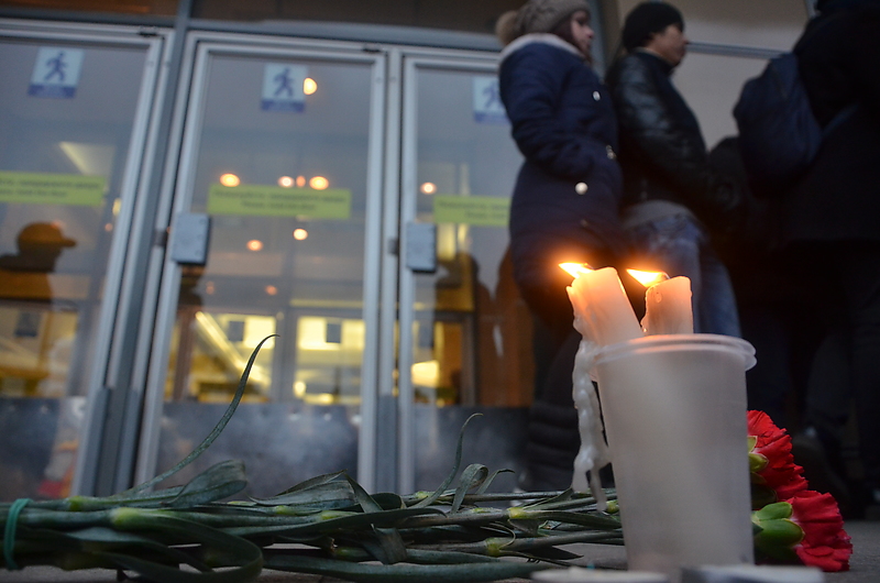 Акция памяти по&nbsp;жертвам теракта в&nbsp;Петербурге. Люди приносят цветы и&nbsp;зажигают свечи у станции метро &laquo;Сенная&raquo;
