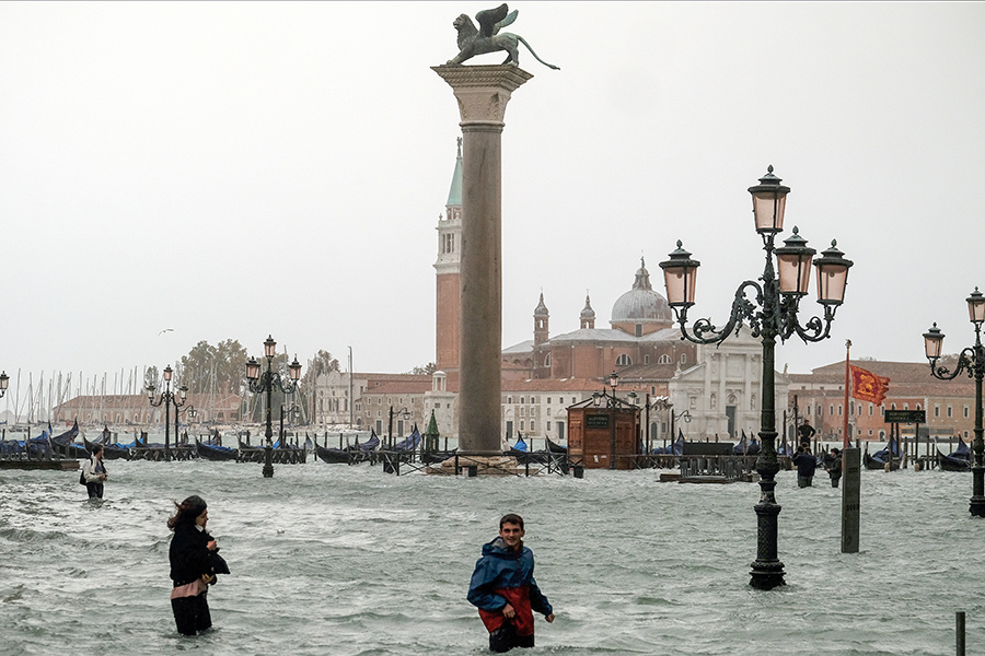 Самая низкая точка Венеции &mdash; площадь Сан-Марко, именно там отмечен&nbsp;максимальный уровень затопления. Доступ на площадь полностью запрещен, магазины и кафе закрыты
