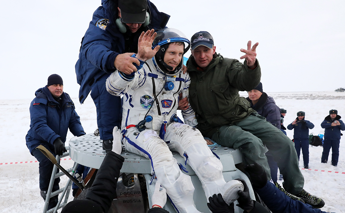 Сергей Прокопьев (слева) после посадки спускаемой капсулы транспортного пилотируемого корабля &laquo;Союз МС-09&raquo;
