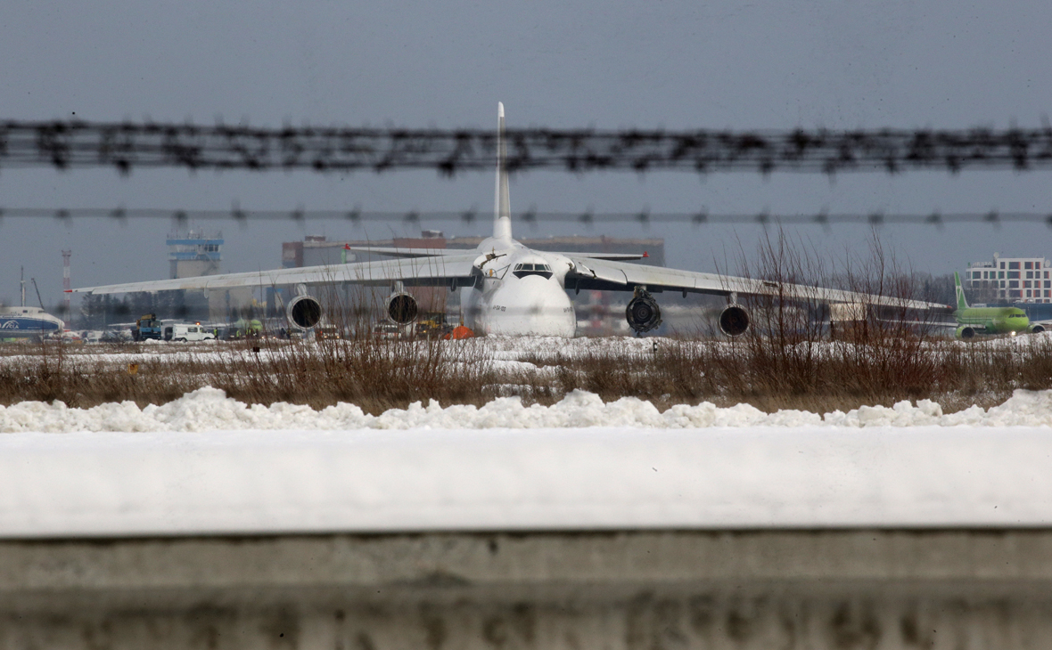 Аварийно севший в Новосибирске Ан-124 вез автозапчасти из Сеула в Вену