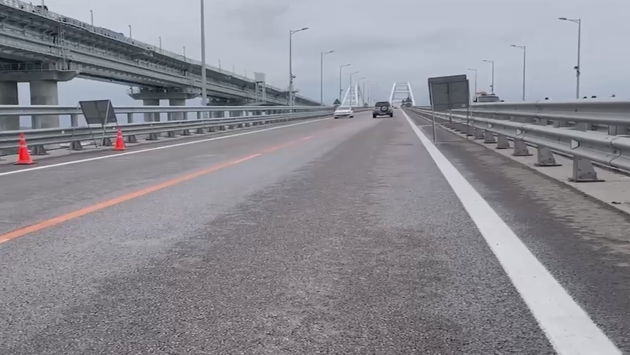 На Крымскому мосту запустили движение автомобилей по двум полосам