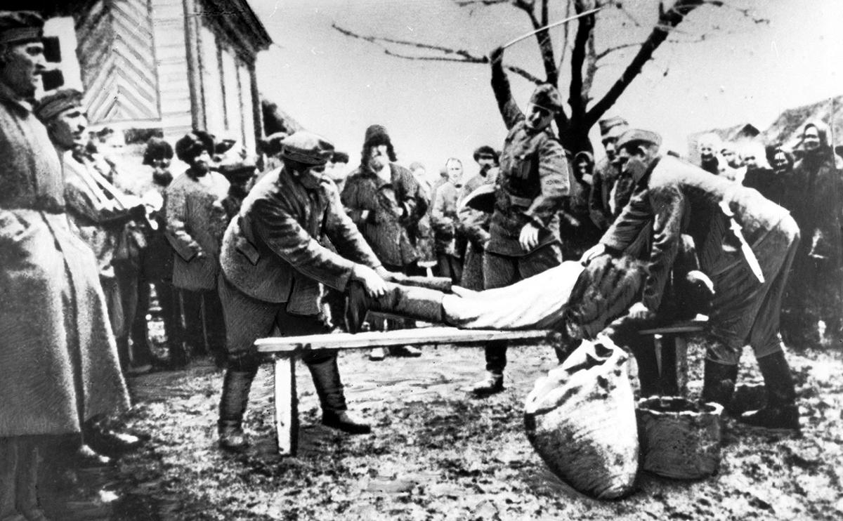 Немецкие солдаты во время показательной порки местных жителей на оккупированной территории, ноябрь 1941 г.