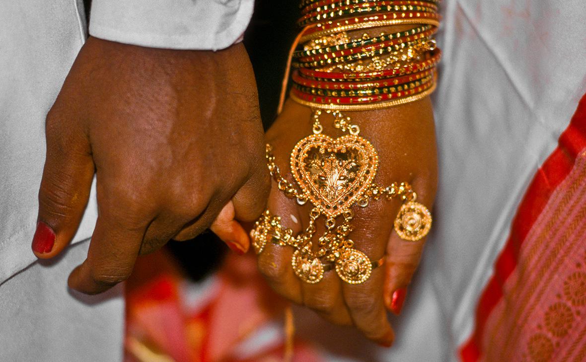 В Индии предложили вернуть уголовное наказание за измену в браке — РБК