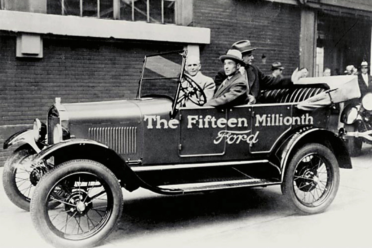 Эдсел Форд вывозит своего отца Генри с завода Форд-Хайленд-Парк на самой последней из когда-либо созданных моделей &laquo;Т&raquo; &mdash; модели 111