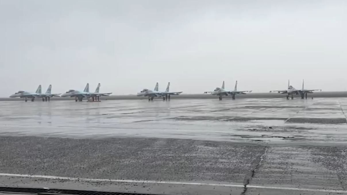 Кадры полета истребителей Су-35, сопроводивших самолет Путина в ОАЭ