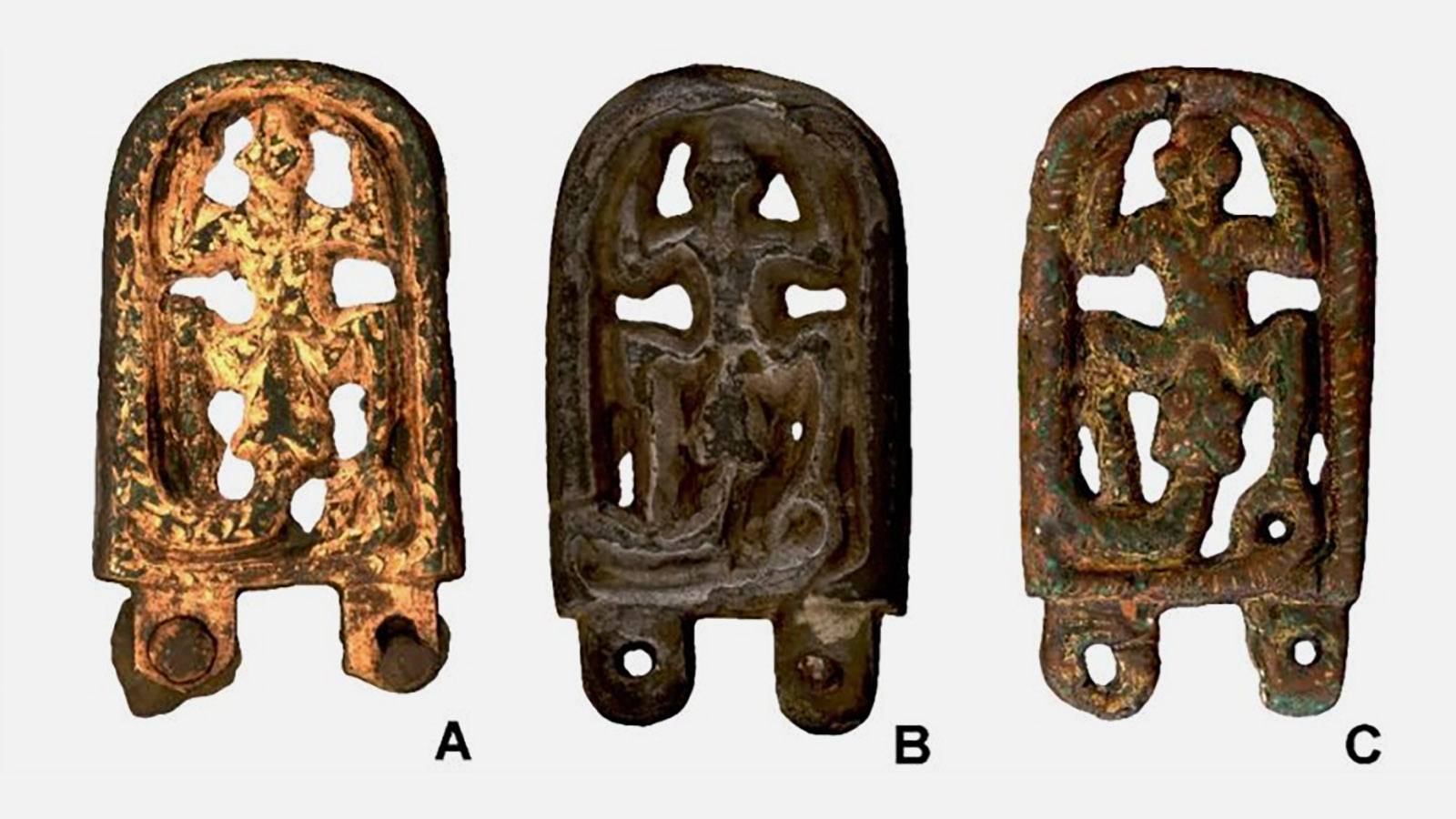 <p>Фрагменты трех похожих артефактов, найденных в Чехии, Венгрии и Германии</p>