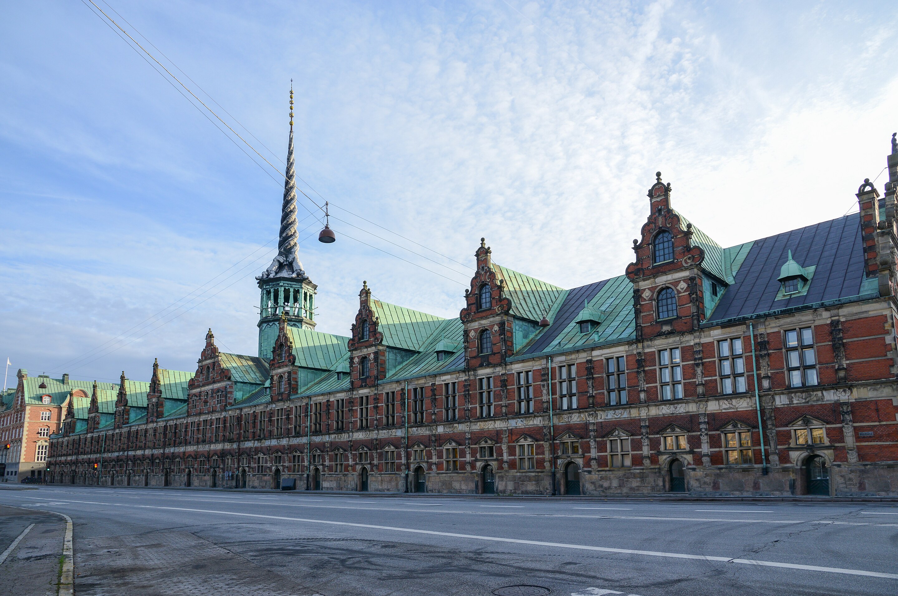 Старая фондовая биржа (Børsbygningen) в Копенгагене, Дания, 29 октября 2014 года. В этом здании до 1974 года размещалась Копенгагенская фондовая биржа  