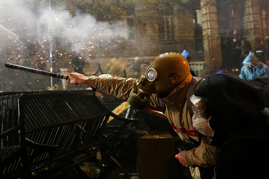 Это не первые протестные акции в Тбилиси за последний месяц. В конце октября, когда партия премьер-министра Грузии Ираклия Кобахидзе &laquo;Грузинская мечта&raquo; победила на выборах, набрав чуть меньше 54% голосов, оппозиция посчитала итоги сфальсифицированными. На следующий день после оглашения результатов сторонники оппозиции вышли на митинг у здания парламента. После состоялось еще несколько акций протеста. Также представители оппозиционных сил заявили, что отказываются от депутатских мандатов в знак протеста против результатов выборов, и &laquo;Грузинская мечта&raquo; продолжила заседать в одиночку.