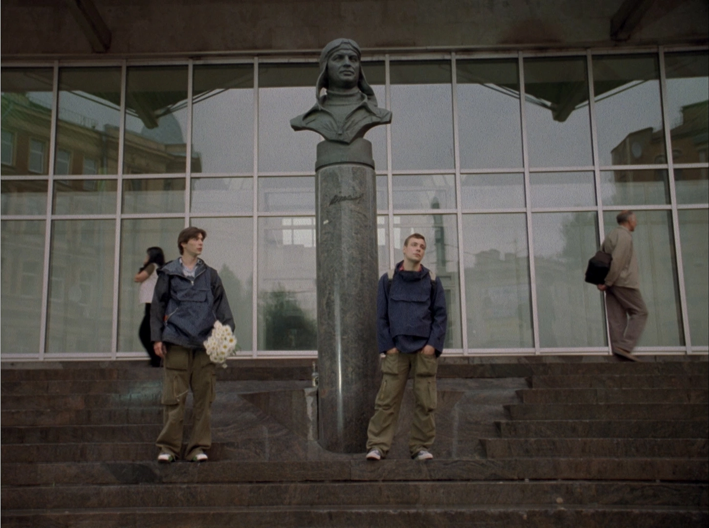 Оммаж другому петербургскому культовому фильму — «Прогулке» (2003). Павел Баршак и Евгений Цыганов в кадре из фильма «Питер FM»