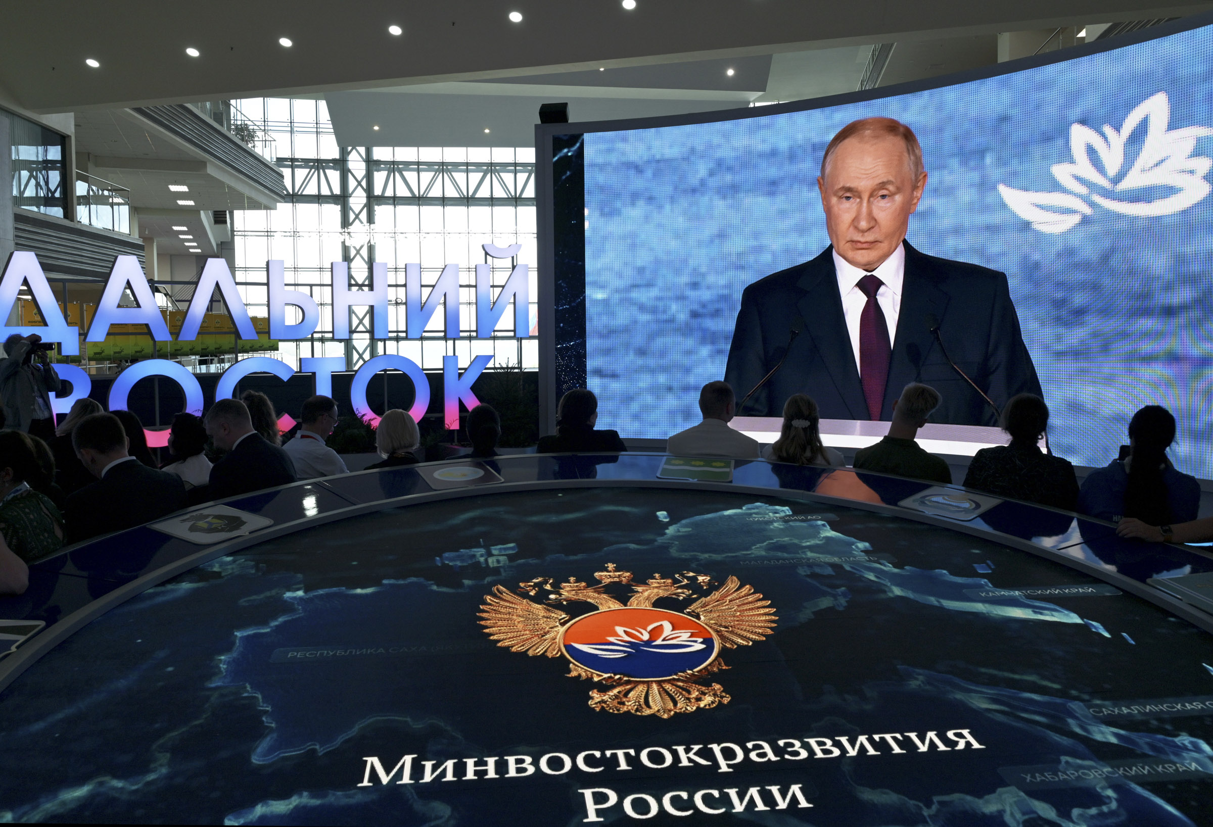 Позднее президент ответил на вопросы представителей иностранных делегаций и журналистов.