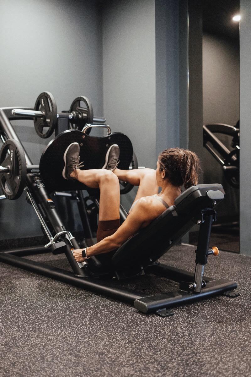 Не позволяйте коленям выходить за линию носков