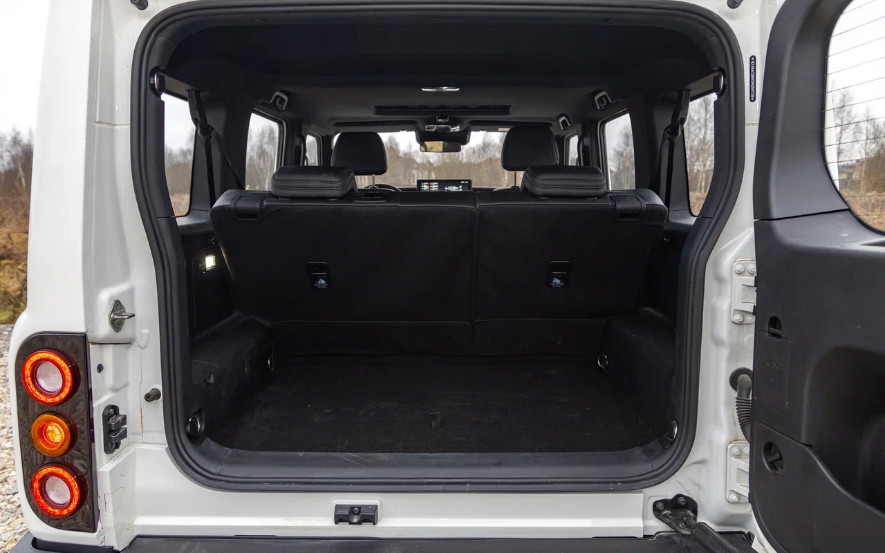 Багажник BAW 212 объемом не поражает. Глубина трюма невелика, отделка — максимально аскетичная