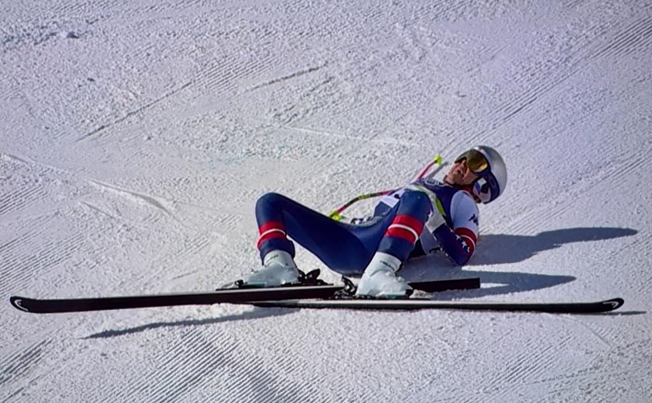 Горнолыжница Линдси Вонн лежит после жесткое падения&nbsp; во время заезда на соревнованиях по скоростному спуску на Играх-2026
