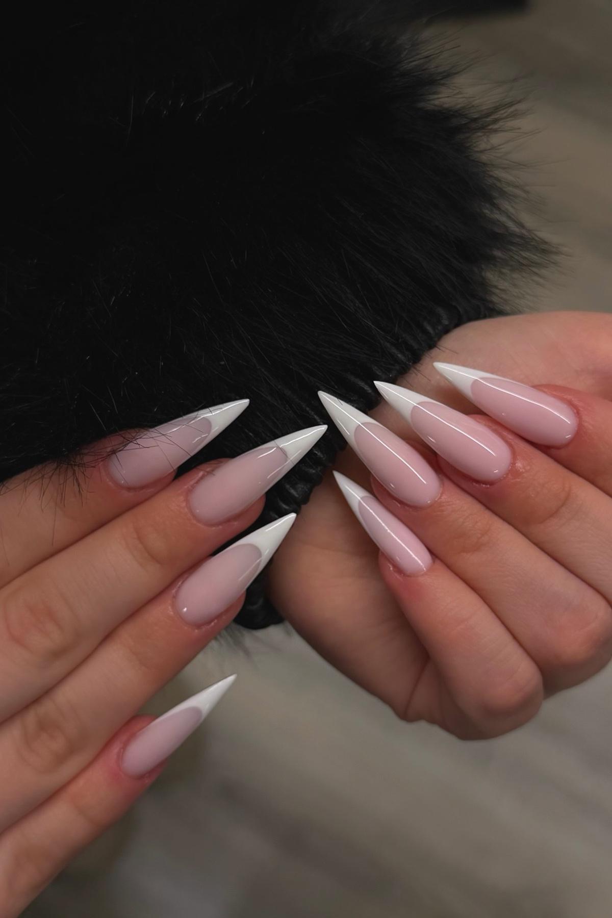 Подчеркивает утонченность и изящество с нотой экстравагантности