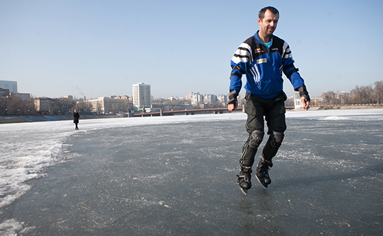 Житель Донецка катается на коньках после объявления перемирия