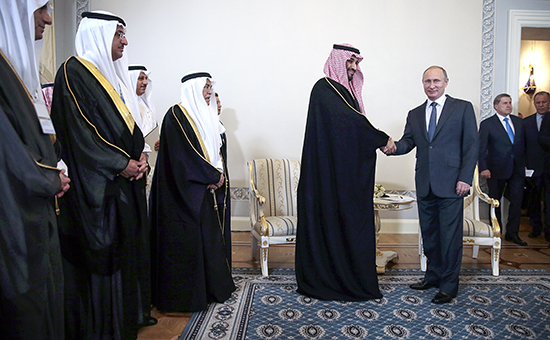 Министр обороны Саудовской Аравии принц Мухаммад ибн Салман и президент России Владимир Путин (в центре слева направо) во время встречи&nbsp;