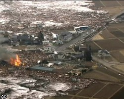 Видеокадры апокалипсиса в Японии: цунами смывает город