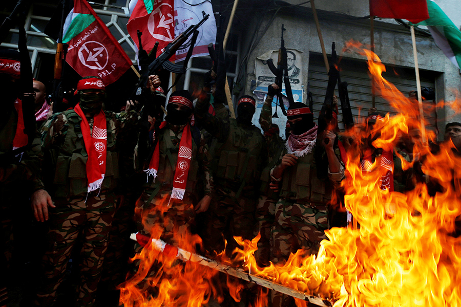 Народный фронт освобождения Палестины устроил акцию в городе Газа, на ней протестующие сжигали флаги Израиля и США.
