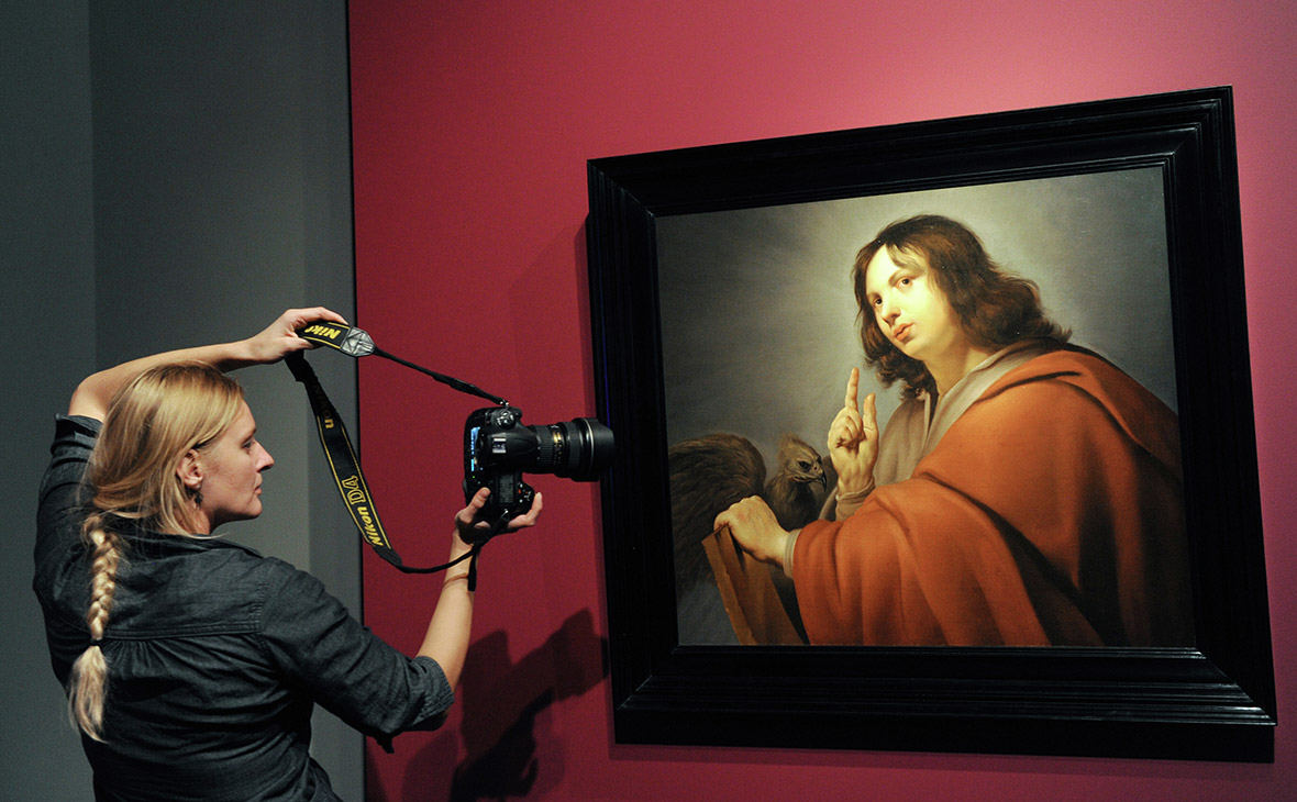 Картина Питера де Греббера &laquo;Святой Евангелист Иоанн&raquo; (XVII в.)&nbsp;на выставке антиквариата в Центре изящных искусств на Волхонке. 2014 год