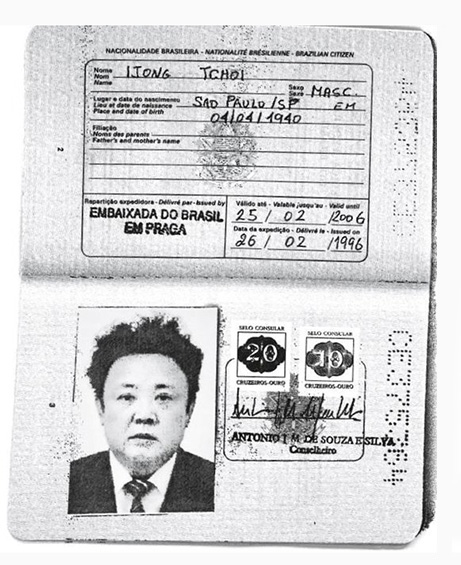 На фотографиях паспортов, которые опубликовал Reuters, видно, что в них вклеены фотографии людей, похожих на Ким Чен Ына и его отца. При этом владельцы паспортов в них именуются как Джозеф Пваг и Иджон Чой.