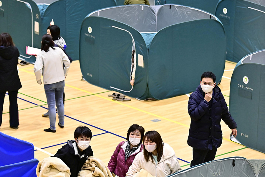Временный&nbsp;эвакуационный&nbsp;центр с&nbsp;перегородками для социального дистанцирования после вспышки COVID-19 в Соме, префектура Фукусима.&nbsp;