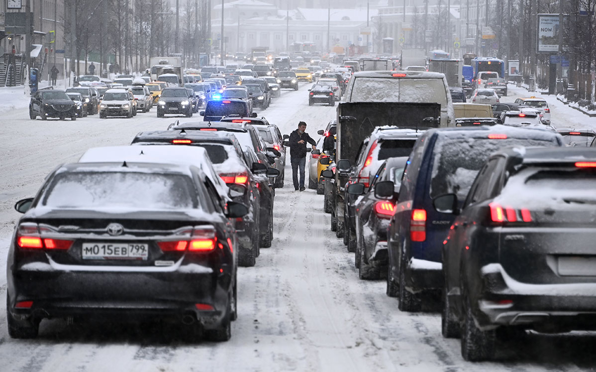 Страховщики оценили последствия аномального снегопада в Москве
