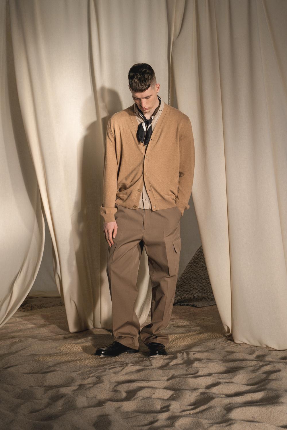 Кардиган Gucci, рубашка Fedeli, брюки Valentino, пенни-лоферы Premiata, платок Saint Laurent