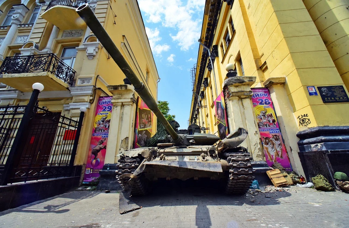 
По словам Пригожина, российские военные обстреляли ракетами тыловой лагерь ЧВК &laquo;Вагнер&raquo;,&nbsp;есть погибшие.&nbsp;Он обвинил в этом &laquo;военное руководство&raquo; и пообещал ответ, сообщал РБК.

Утром 24 июня губернатор Ростовской области Василий Голубев&nbsp;призвал жителей сохранять спокойствие, не покидать свои дома без необходимости и воздержаться от поездок в центр Ростова-на-Дону.
