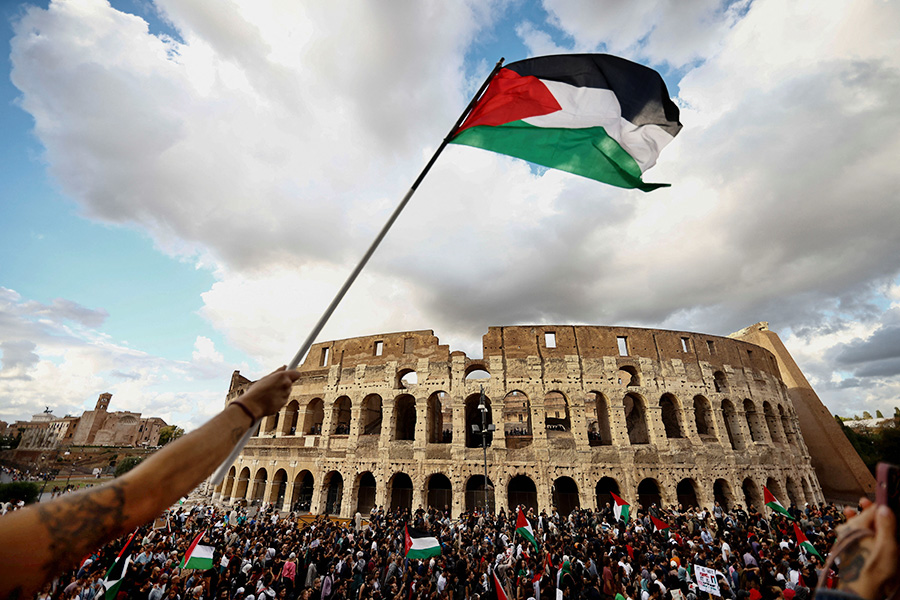 В Риме в поддержку палестинцев состоялось шествие, в нем приняли участие около 1 тыс. человек, передает ANSA. В ходе мероприятия&nbsp;один из участников сорвал флаг Израиля с флагштока у здания Продовольственной и сельскохозяйственной организации ООН в центре итальянской столицы, указывает агентство.