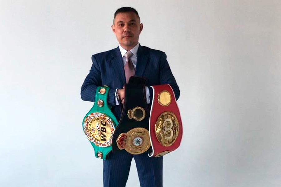 Костя&nbsp;Цзю с чемпионскими поясами&nbsp;WBC,WBA и&nbsp;IBF, 2018 год