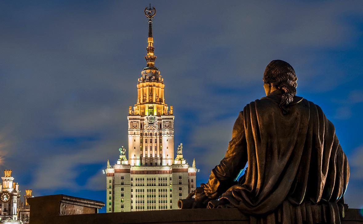 Вид на главное здание МГУ в Москве