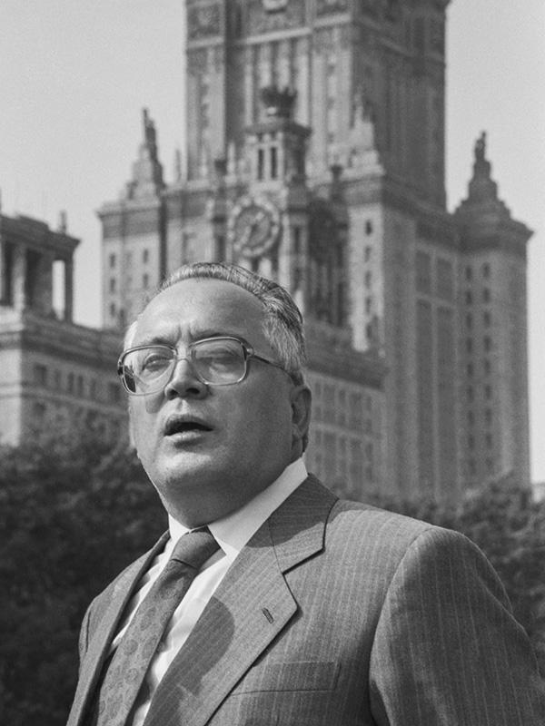 Виктор Садовничий на фоне Главного здания МГУ им. М.В. Ломоносова, Москва, 1992 год