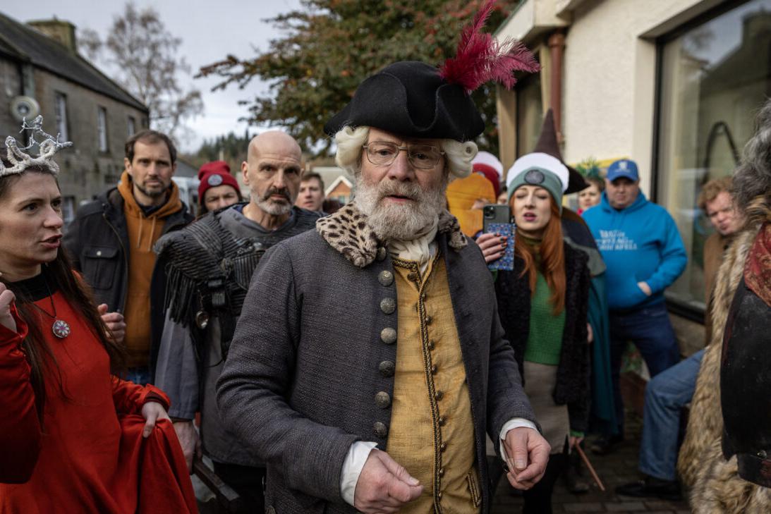 Кадр из фильма&nbsp;&laquo;Падение сэра Дугласа Уэзерфорда&raquo;