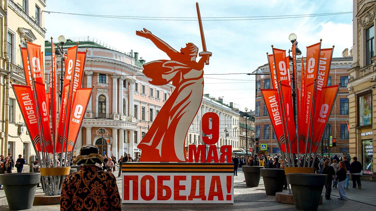 Инсталляция, установленная на Большой Морской улице в Санкт-Петербурге в преддверии празднования Дня Победы