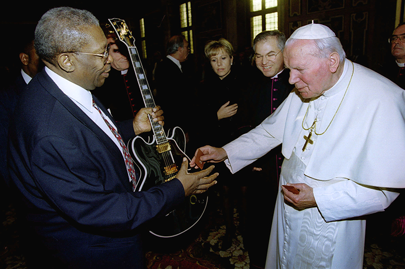 Би Би Кинг дарит папе римскому Иоанну Павлу II&nbsp;свою гитару Lucille, на&nbsp;которой проиграл почти 50&nbsp;лет. В&nbsp;качестве ответного дара от&nbsp;Ватикана он&nbsp;получил крест 18&nbsp;декабря 1997 года
