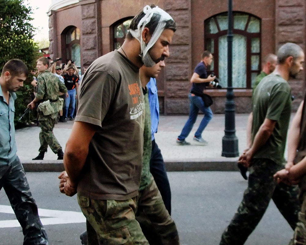 «Марш пленных» украинских силовиков в Донецке