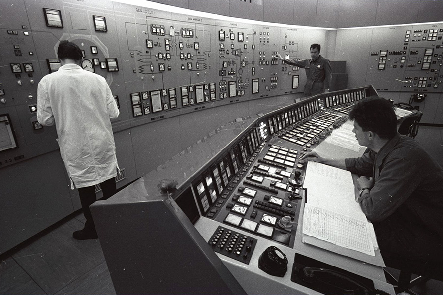 Объект: экспериментальный реактор в&nbsp;Люценсе, Швейцария

Дата: январь 1969 года

Что произошло: из-за&nbsp;отказа оборудования произошло расплавление корпуса реактора.

Последствия:  из-за&nbsp;сильного радиоактивного загрязнения пещеру, где&nbsp;находился реактор, замуровали; никто не&nbsp;пострадал.

На фото: диспетчерская реактора в&nbsp;Люценсе, 1968 год
