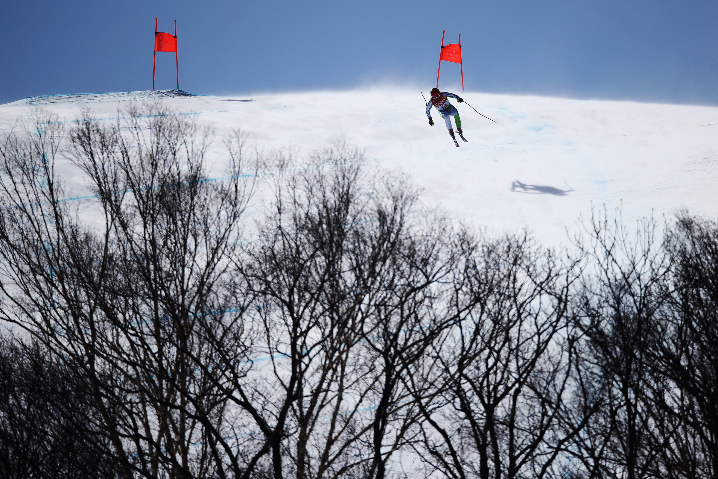 Атлет из Словении Мартин Катер во время соревнований в суперкомбинации в горнолыжном спорте среди мужчин
