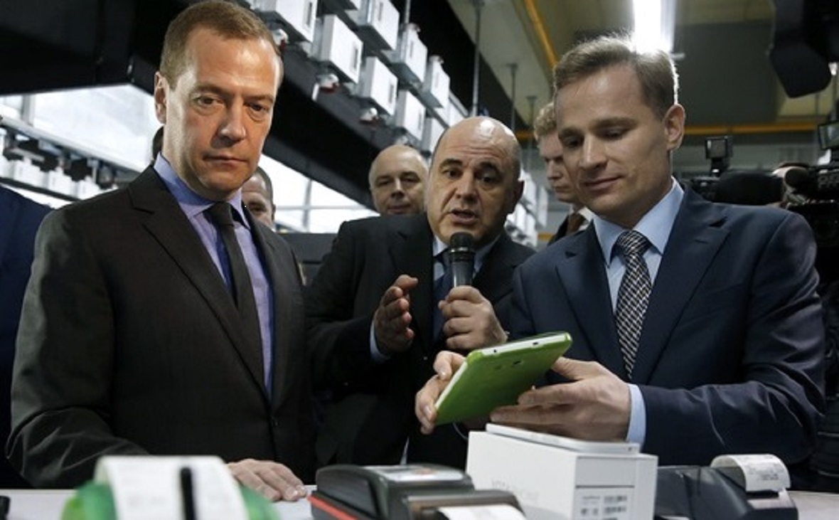 Премьер-министр Дмитрий Медведев на открытии первой очереди ЦОДа в Городце в 2015 году