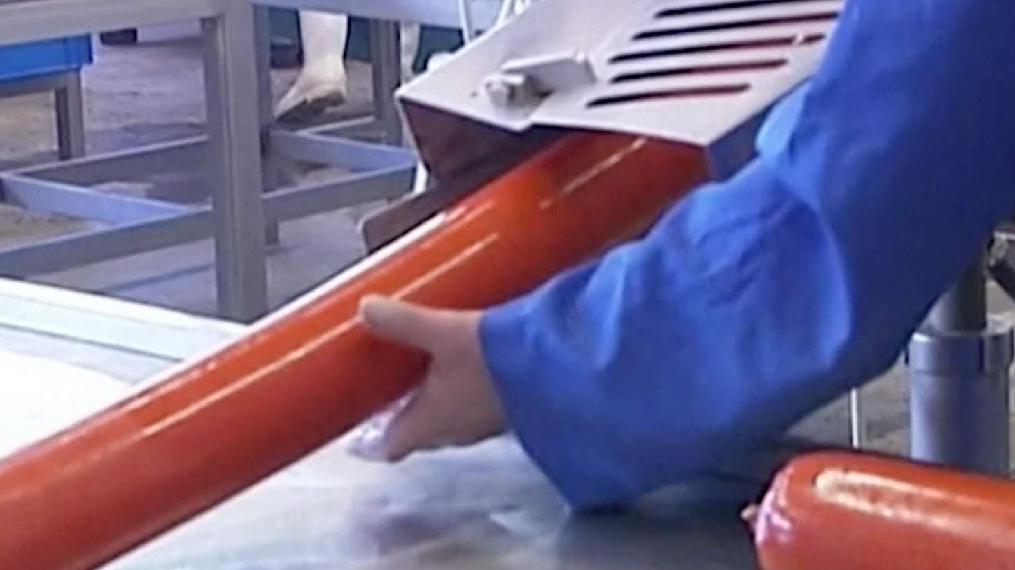 Производители увидели риски нехватки оболочек для сосисок и колбасы